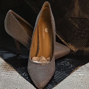 Silver Jeans Textured Gray Heels